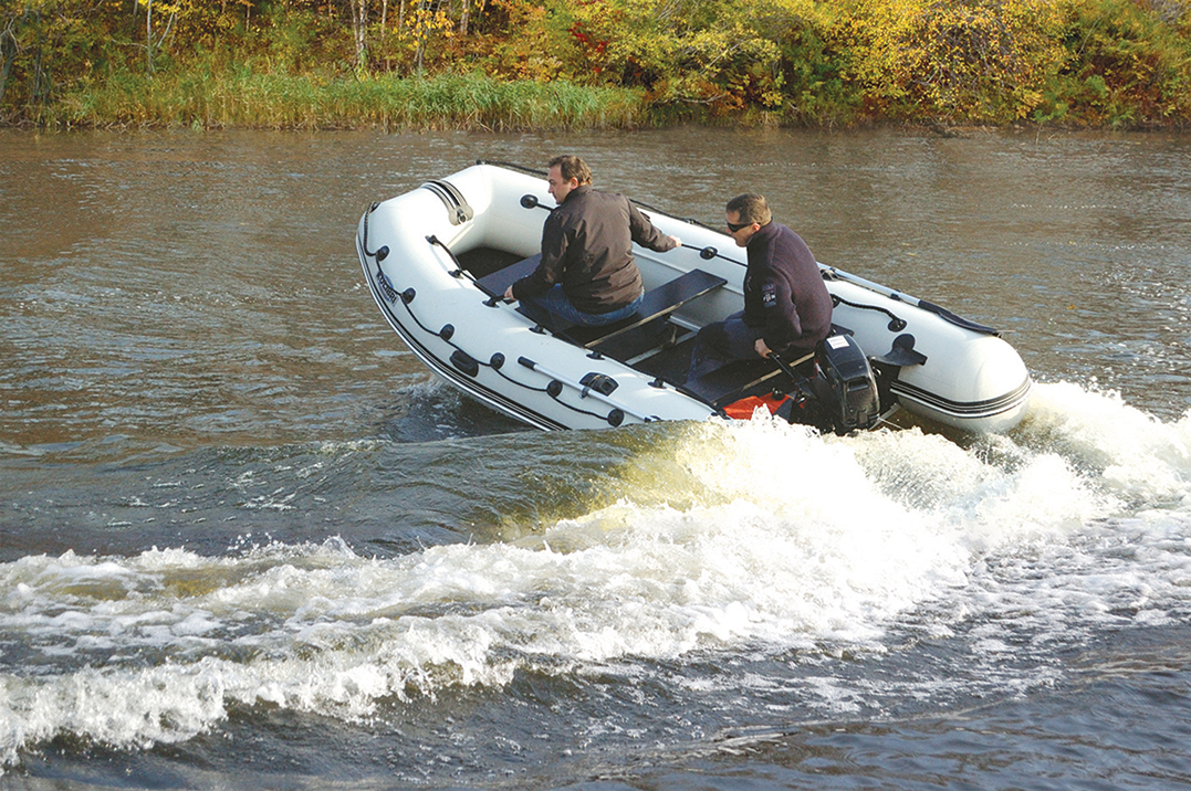 Осень 2011 г. Первый выход на воду серийной моторной лодки «Колибри» КМ-450D с обновленной геометрией корпуса и полусферическими кормовыми баллонами