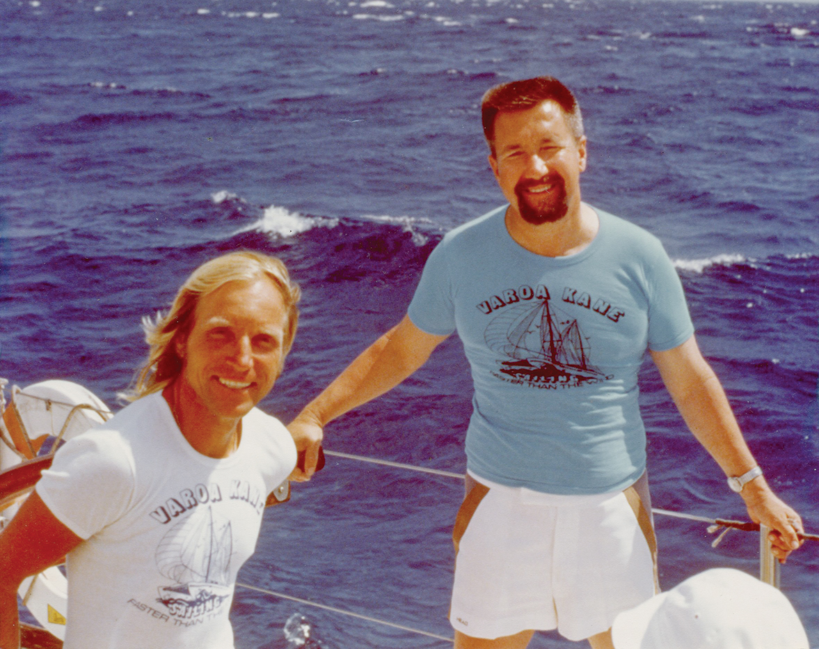 Гуго Маєрс (праворуч) на катамарані Varue Kane разом із власником, 1976 р.